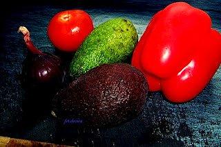 Guacamole - meksykański dip z awokado i pomidorami