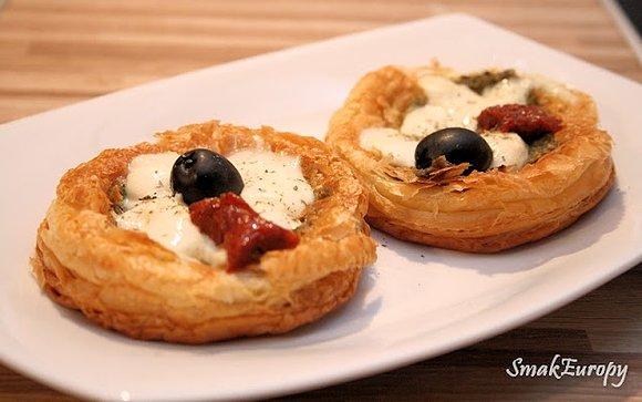 Mini tarty z pesto, mozzarellą i suszonym pomidorem
