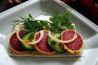 Maca z salami i pastą chrzanową