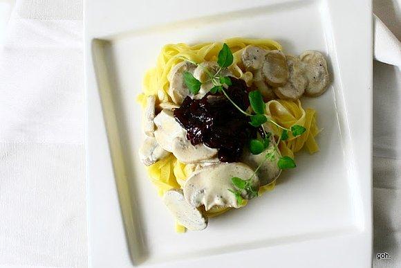 Tagiatelle z sosem pieczarkowym i karmelizowaną cebulą