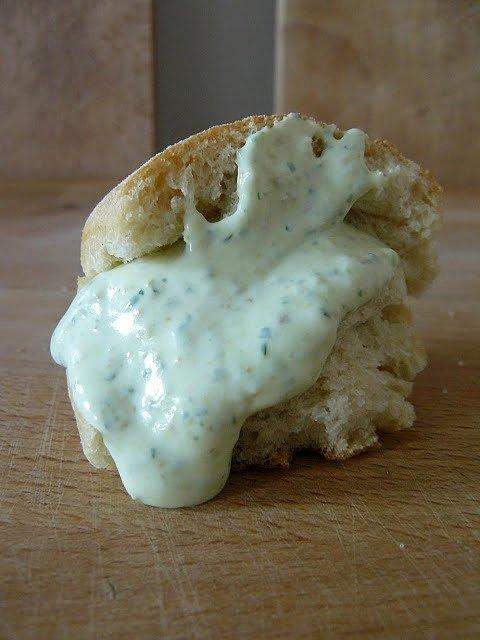 Kremowy twarożek pesto z pietruszką i orzechami