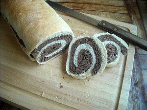 Zakręcony chlebek z kakaową spiralą