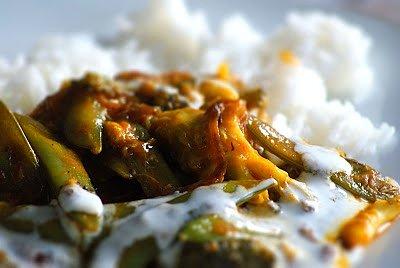 Szybkie mild curry z groszkiem cukrowym
