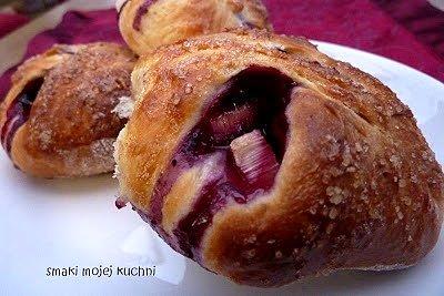 Drożdżówki z rabarbarem i dżemem jagodowym