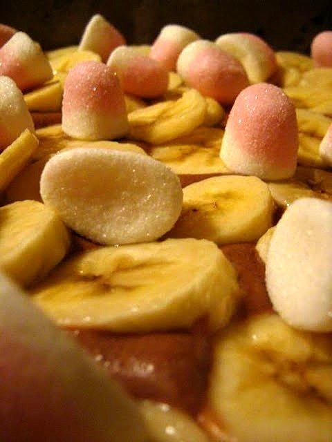 Czekoladowe ciasto z bananami i marshmallow