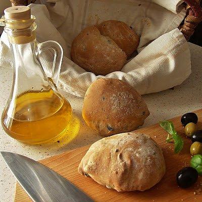 Ciabatty z oliwkami - przepis na domowe pieczywo pachnące podczas śniadania