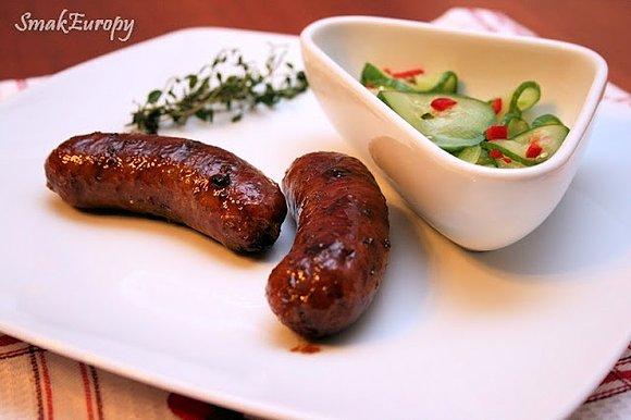 Biała kiełbasa zapiekana w słodko-piwnym sosie
