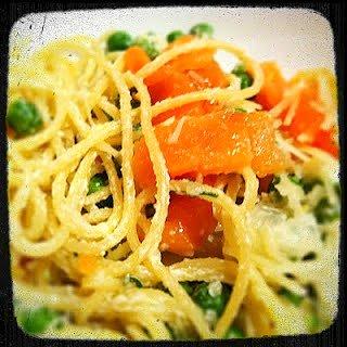 Spaghetti z ricottą groszkiem i łososiem około 400 kalorii