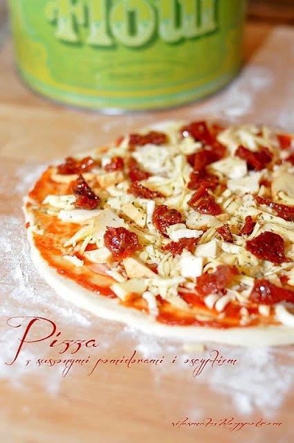 Pizza z suszonymi pomidorami i oscypkiem