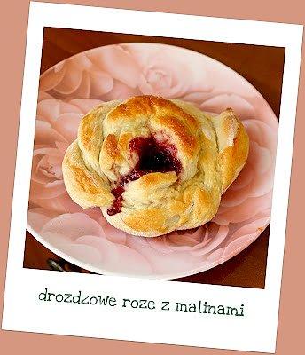 Pieczone drożdżowe róże z malinami