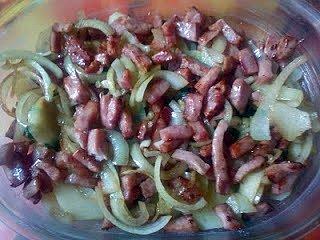 Zapiekane ziemniaki z kiełbasą i cebulą