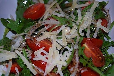 Sałatka z rukolą pomidorkami i parmezanem