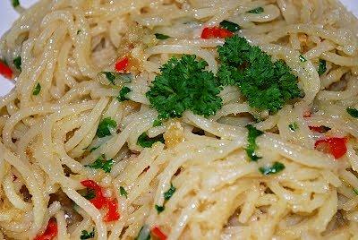 Spaghetti z czosnkiem, chili i bułką tartą
