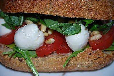 Bułeczka z mozzarellą pomidorem rukolą i bazylią