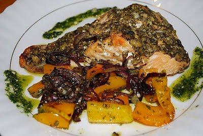 Pieczony łosoś z pesto i grillowaną papryką