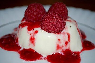 Panna cotta z musem malinowym