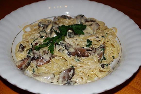 Spaghetti Alfredo z pieczarkami
