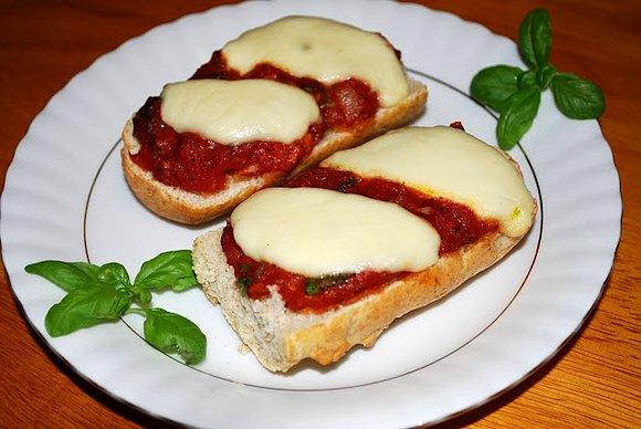 Grzanka z sosem pomidorowym i mozzarellą