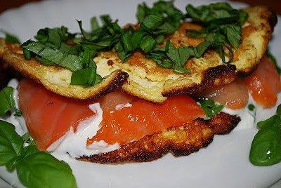 Omlet z wędzonym łososiem i śmietaną