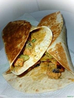 Tortilla z wędzonym łososiem i selerem naciowym