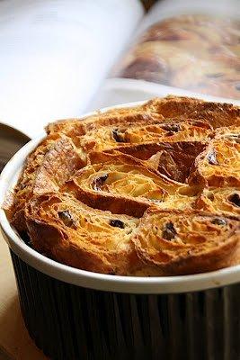 Pudding z czekoladowymi bułeczkami pain-au-chocolat