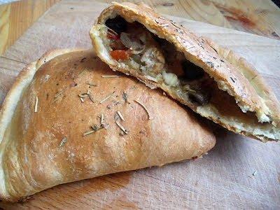 Calzone - włoski pieróg z ciasta na pizzę z nadzieniem