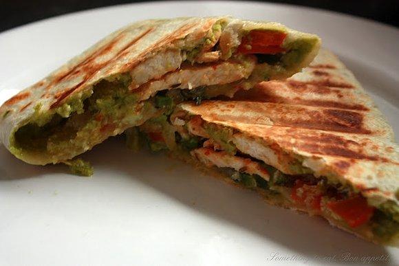 Tortilla z groszkowym humusem i jogurtowo-czosnkowym sosem