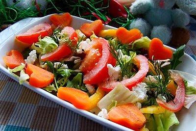 Zdrowa sałatka z marchewką, serem feta i pomidorem