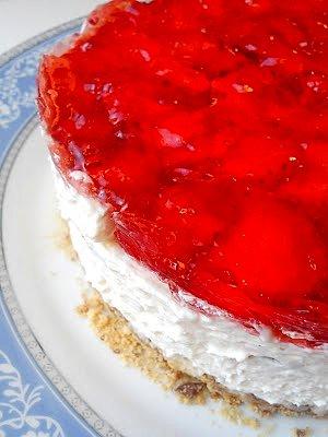 Sernik na zimno z truskawkami