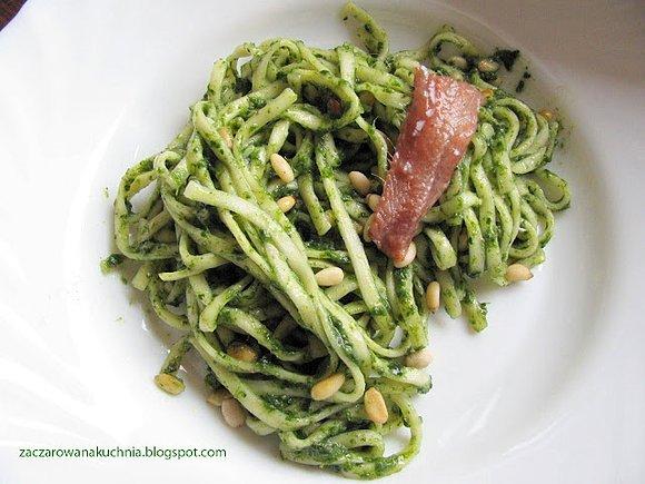 Makaron z sosem z anchois i szpinaku