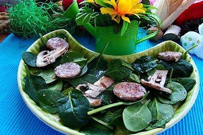 Szpinak z grillowaną białą kiełbasą
