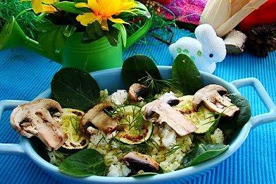 Makaron z grillowanymi warzywami szpinakiem i fetą