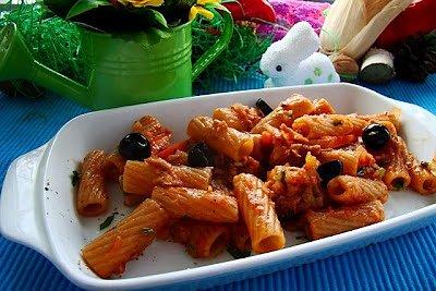 Penne z tuńczykiem i pomidorami
