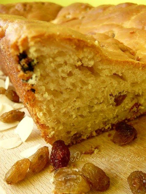 Ciasto drożdżowe z rodzynkami i migdałami