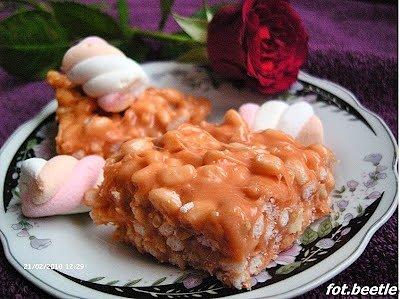 Batoniki z masłem orzechowym i piankami marshmallows