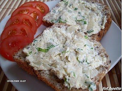 Pasta serowo-czosnkowa z twarogiem i szczypiorkiem