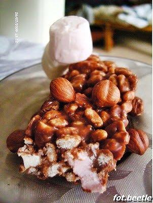 Batoniki czekoladowe z marshmallows i orzechami