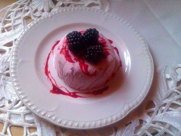 Semifreddo z sosem jeżynowym