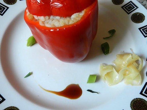 Pieczona papryka z ryżem w stylu japońskim