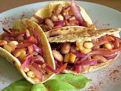 Tacos kukurydziane z pikantnymi fasolkami