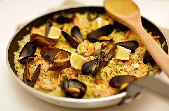 Paella z krewetkami i małżami