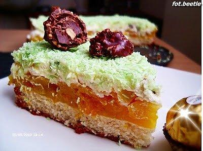 Brzoskwiniowy tort z Ferrero Rocher i śmietanką