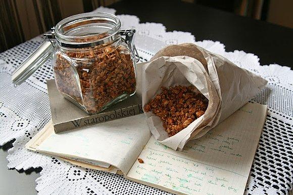 Granola z orzechami i płatkami owsianymi