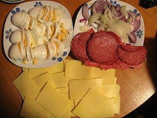 Tosty z serem żółtym, salami i cebulą