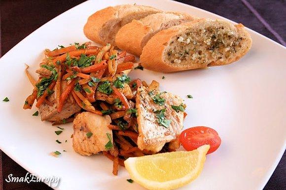 Aromatyczna ryba z warzywami i ziołowym pieczywem
