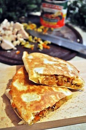 Quesadillas z kurczakiem, oliwkami i salsą chipotle