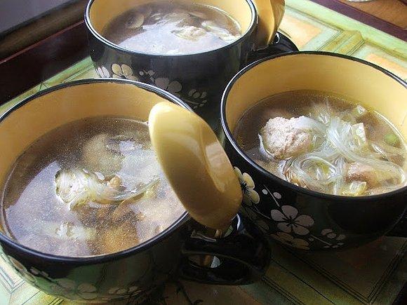 Rosół z kuleczkami mięsnymi, pieczarkami i makaronem sojowym