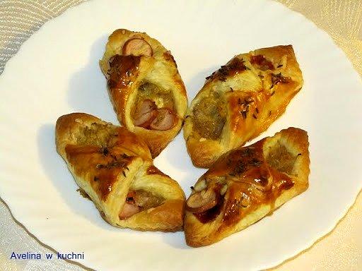 Paszteciki z ciasta francuskiego z parówkami i kapustą
