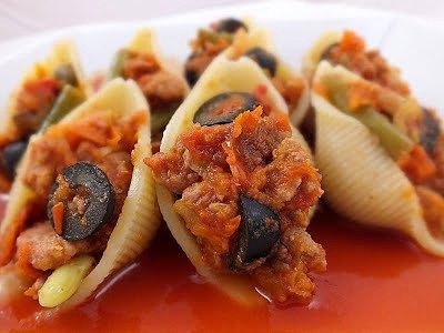Conchiglioni z indykiem i oliwkami w pomidorach