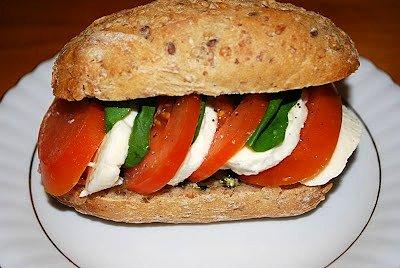 Kanapka z mozzarellą, pomidorem i pesto z bazylii